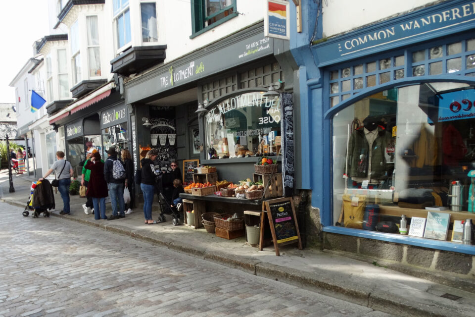 St Ives Shopping 2 - Flikr photo by bazzadarambler